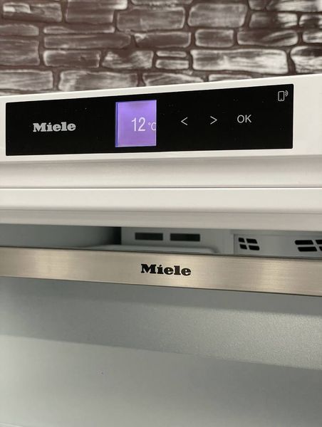 Вбудована морозильна камера Miele FNUS 7040 19 фото